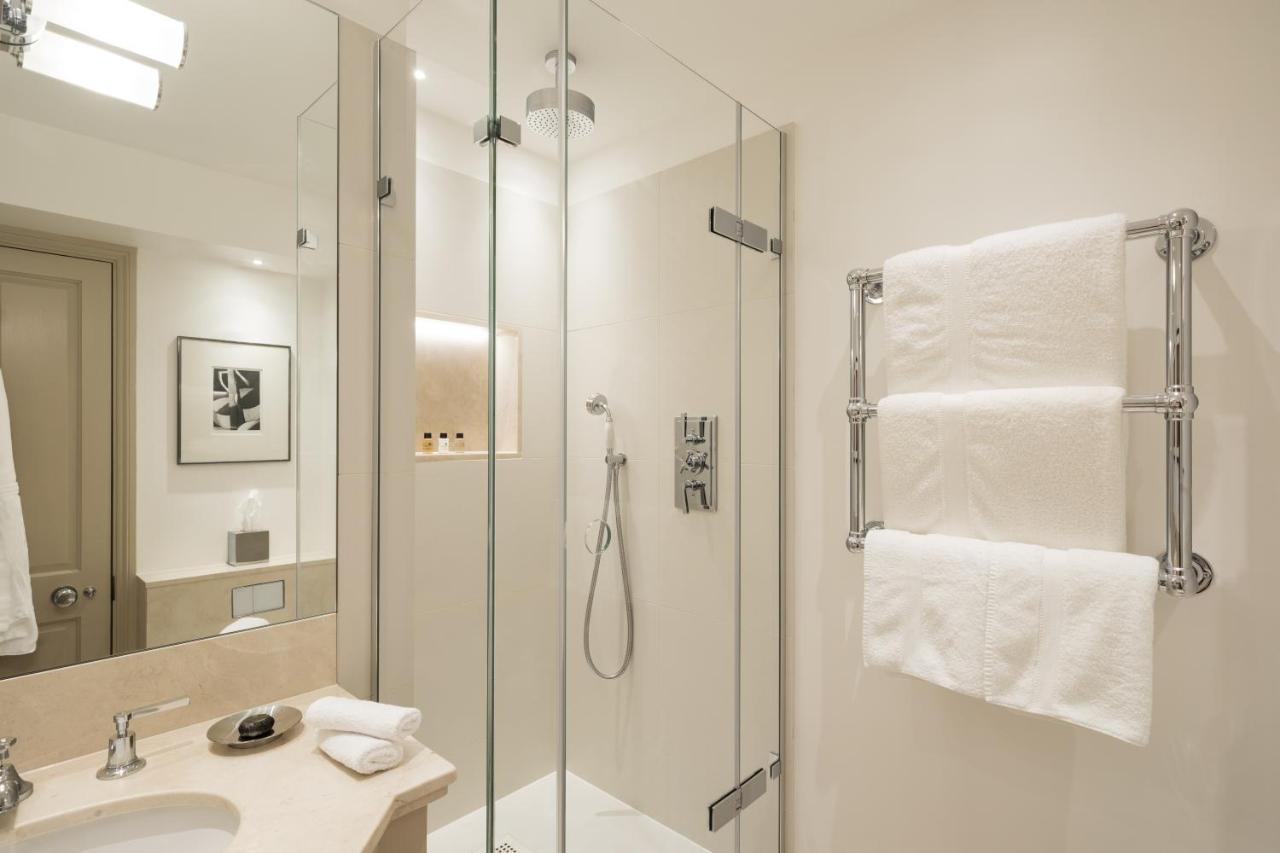 Old Bank Hotel Oxford Ngoại thất bức ảnh A shower with a glass door