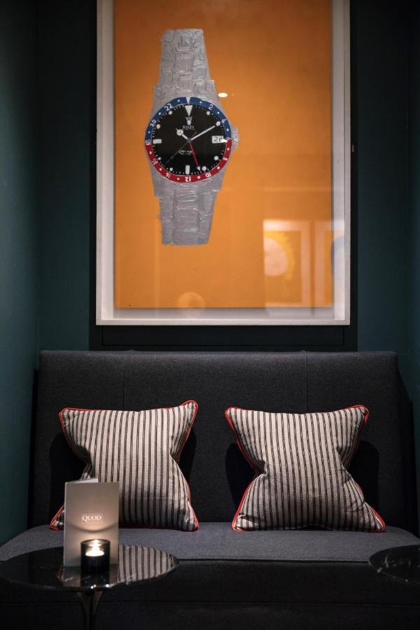 Old Bank Hotel Oxford Ngoại thất bức ảnh A framed photograph of a Rolex Daytona